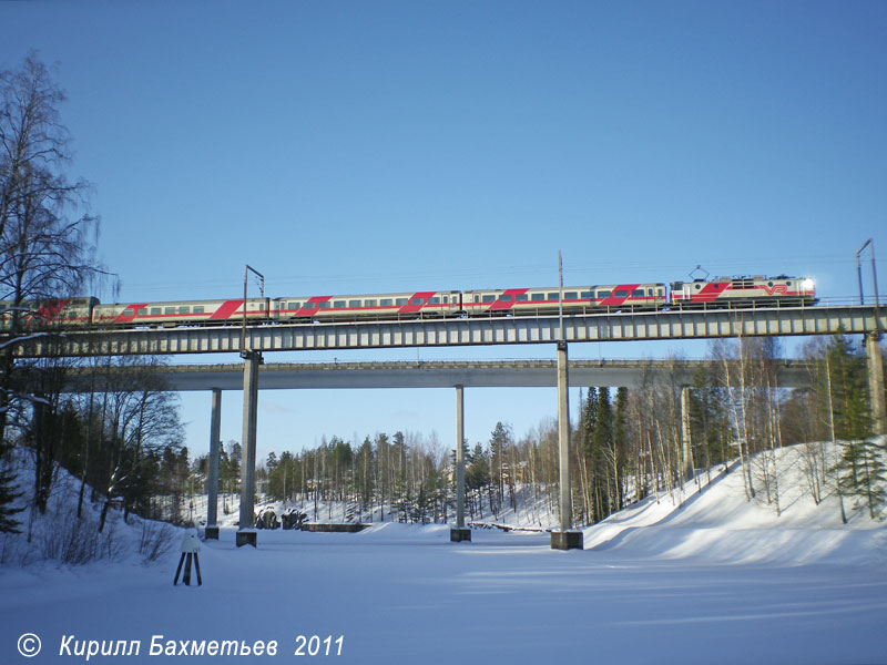 Междугородний поезд Хельсинки – Йоэнсу под электровозом Sr1 на мосту через Сайменский канал