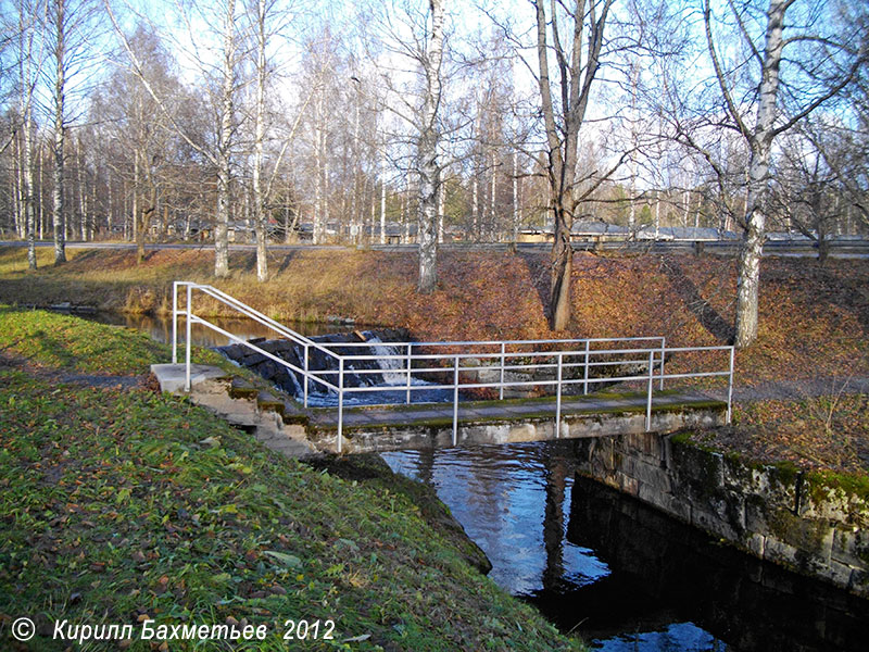 Пешеходный мост через водосливный канал у старого шлюза № 6-8 "Мустола"