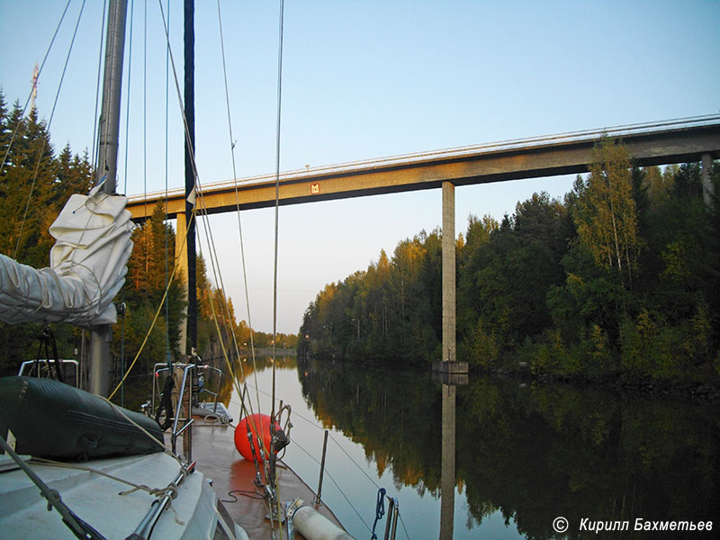 Яхта "Радуга" у моста через Сайменский канал