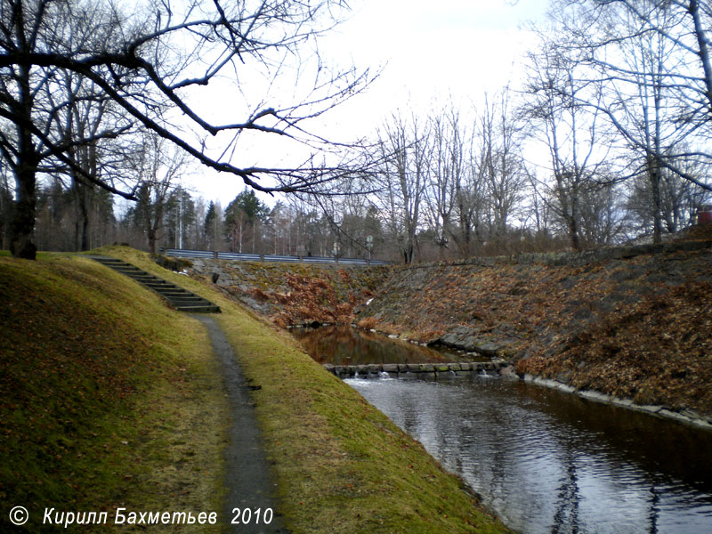 Плотина на водосливном канале у старого шлюза № 6-8 "Мустола"