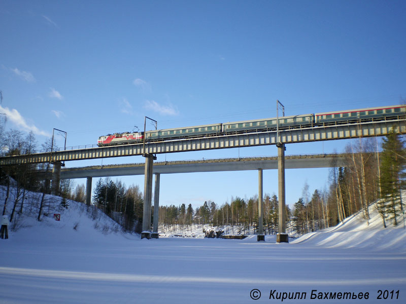 Скорый поезд Иматра – Хельсинки под электровозом Sr1 на мосту через Сайменский канал