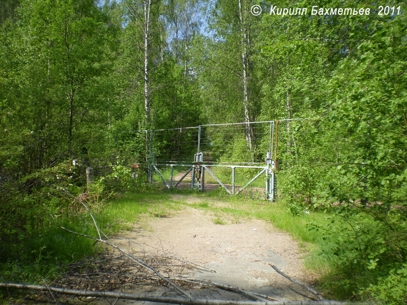 Ворота в заграждениях территории Сайменского канала на дороге к шлюзу "Брусничное"
