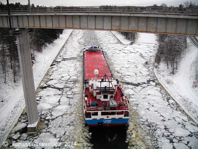 Теплоход "Лианн" под железнодорожным мостом через Сайменский канал
