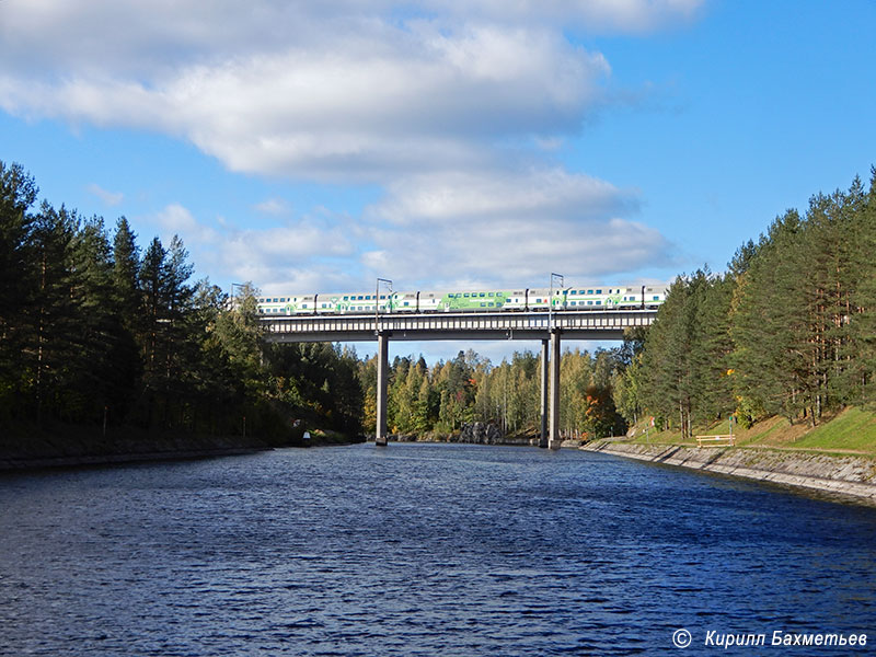 Междугородний поезд Хельсинки - Йоэнсу на мосту через Сайменский канал