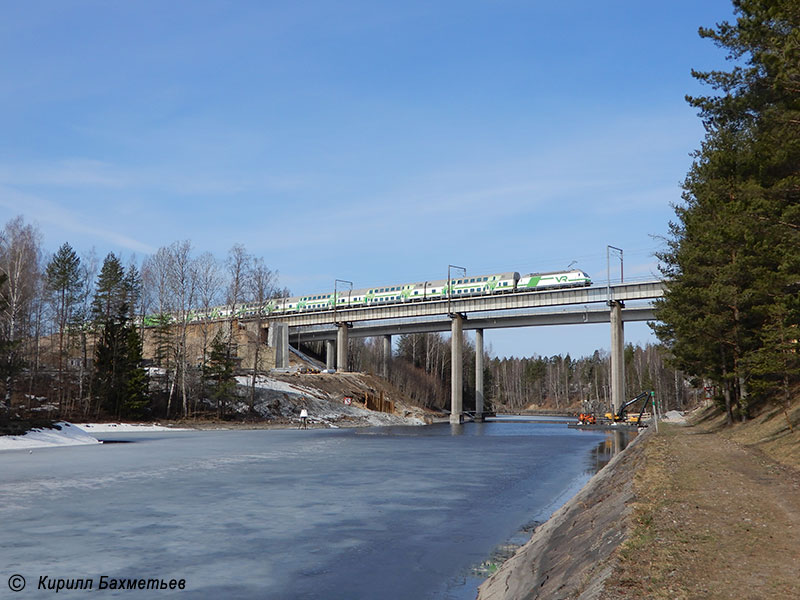Междугородний поезд Йоэнсу - Хельсинки под электровозом Sr2 на мосту через Сайменский канал
