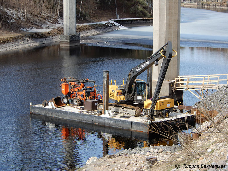 Экскаватор на строительстве нового железнодорожного моста через Сайменский канал