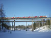 Междугородний поезд Хельсинки – Йоэнсу под электровозом Sr1 на мосту через Сайменский канал